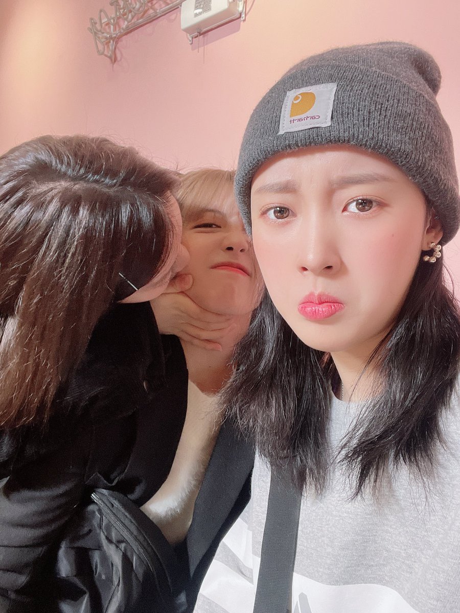serotonin915's tweet photo. Hyojung lmao 😹 https://t.co/CfxQm9sloy