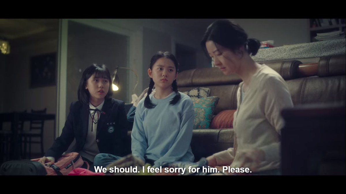 5. The sisters’ desperation to keep the family intact:Injae heard the seriousness in her mother’s tone and tried to stop her Dad from resigning. Dalmi too asked Grandma for help to change Dad's mind. And eventually, they joined hands and tried to persuade Mom instead.  #StartUp