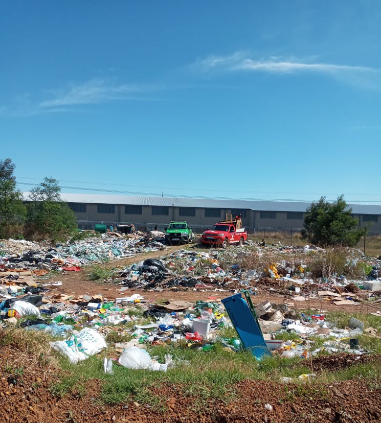 VTacGreenTeam's tweet photo. The Vision Tactical Green Team #KeepingItClean in the Booysens Reserve, Johannesburg South this morning 🧹 

There is a rapid increase of illegal dumping taking place across the @CityofJoburgZA which poses a great risk for our environment. 

TAKE YOUR WASTE TO THE RIGHT PLACE! ♻️ https://t.co/3Oj7O8o97z