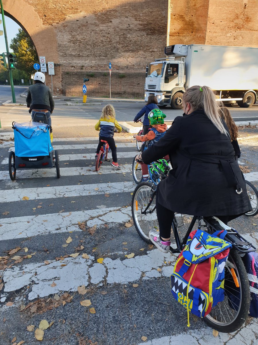 Gazebike's tweet photo. Andare a scuola non è mai stato così bello; 4 genitori 7 bimbi per il primo #biketoschool di Novembre.! @bike2schoolroma tante bici e voglia di rifarlo presto 🚴‍♀️🚴‍♂️🚲🚲🚴‍♀️ https://t.co/zX918eFzY7