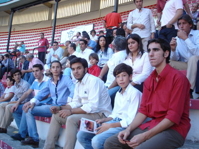 Mañana en <a href="/la2_tve/">La 2</a> sobre las 14:20 (horario peninsular) Cataluña a partir de las 13:00 h. 
Reacciones UNPBE ante la aprobación subsidio excepcional por desempleo para profesionales taurinos, la figura de José Manuel Inchausti "Tinin", novillada de Guijuelo, escuela taurina Jaén,