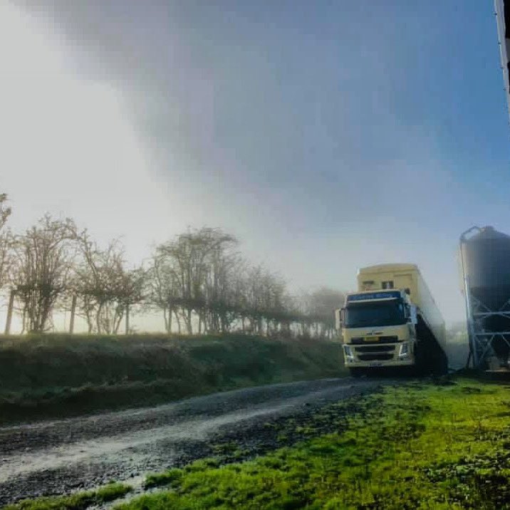 CreditonMilling's tweet photo. The show must go one! Here’s Ed delivering to one of our free range poultry customers in Wales this week 🏴󠁧󠁢󠁷󠁬󠁳󠁿 https://t.co/8S72jJbhWf