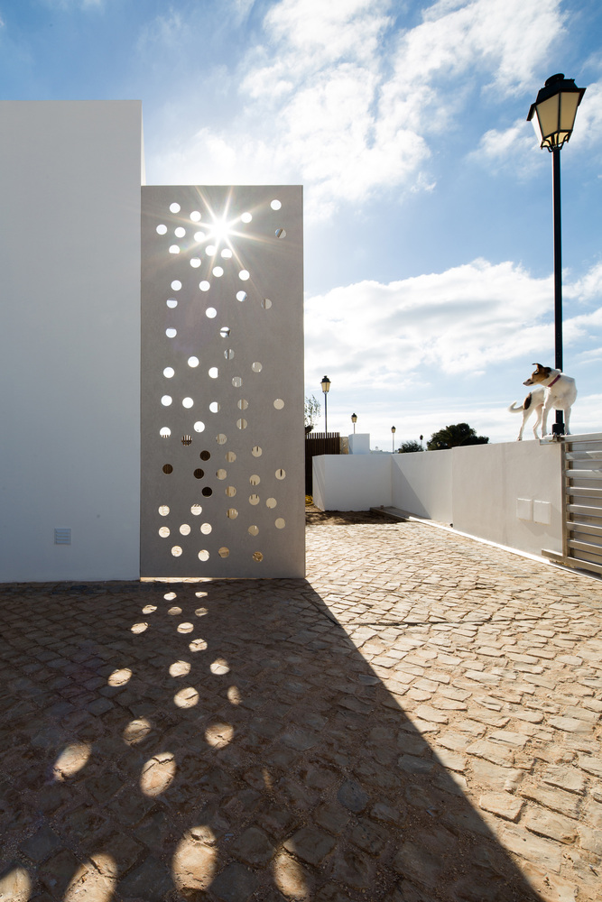 EQUITONE_es's tweet photo. Esta villa en el Algarve se sitúa en una colina con una vista impresionante al Atlántico. El análisis bioclimático y diseño contemporáneo de @COREarchitects1 propuso estrategias de sombreado para controlar el soleamiento con paneles EQUITONE [tectiva]

– https://t.co/UtW3CbFWYE https://t.co/n1HnL8QOE4