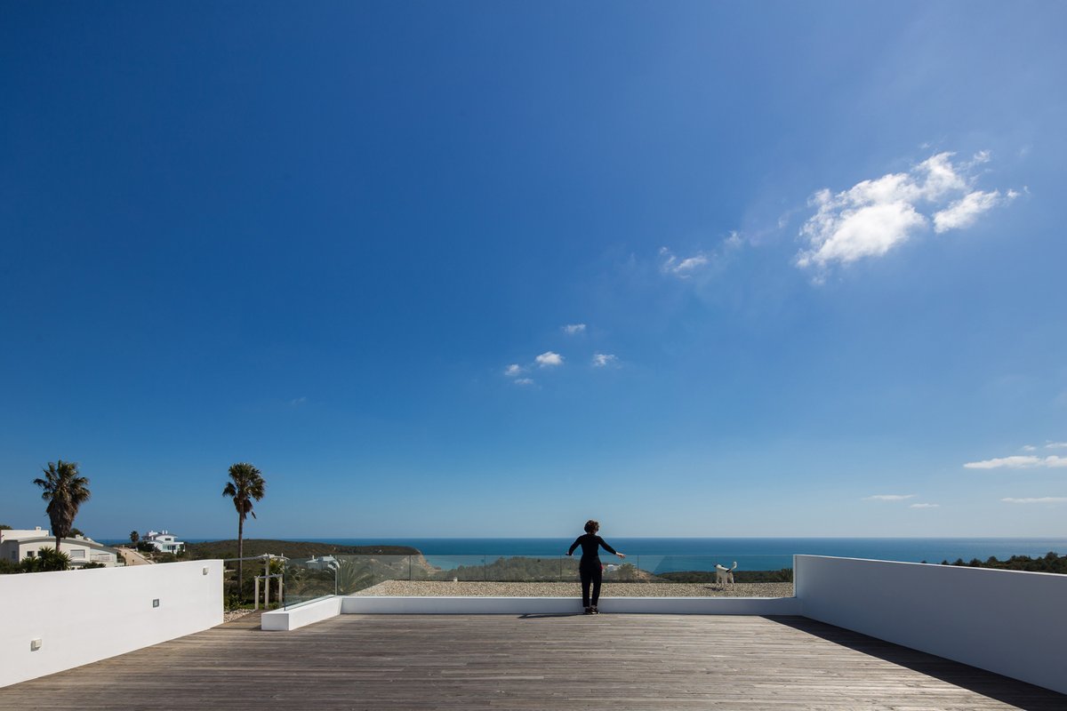 EQUITONE_es's tweet photo. Esta villa en el Algarve se sitúa en una colina con una vista impresionante al Atlántico. El análisis bioclimático y diseño contemporáneo de @COREarchitects1 propuso estrategias de sombreado para controlar el soleamiento con paneles EQUITONE [tectiva]

– https://t.co/UtW3CbFWYE https://t.co/n1HnL8QOE4