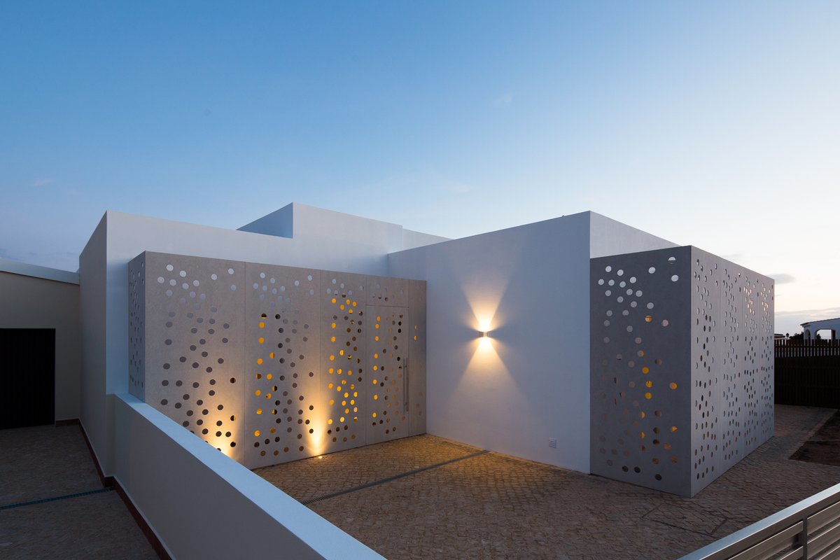 EQUITONE_es's tweet photo. Esta villa en el Algarve se sitúa en una colina con una vista impresionante al Atlántico. El análisis bioclimático y diseño contemporáneo de @COREarchitects1 propuso estrategias de sombreado para controlar el soleamiento con paneles EQUITONE [tectiva]

– https://t.co/UtW3CbFWYE https://t.co/n1HnL8QOE4