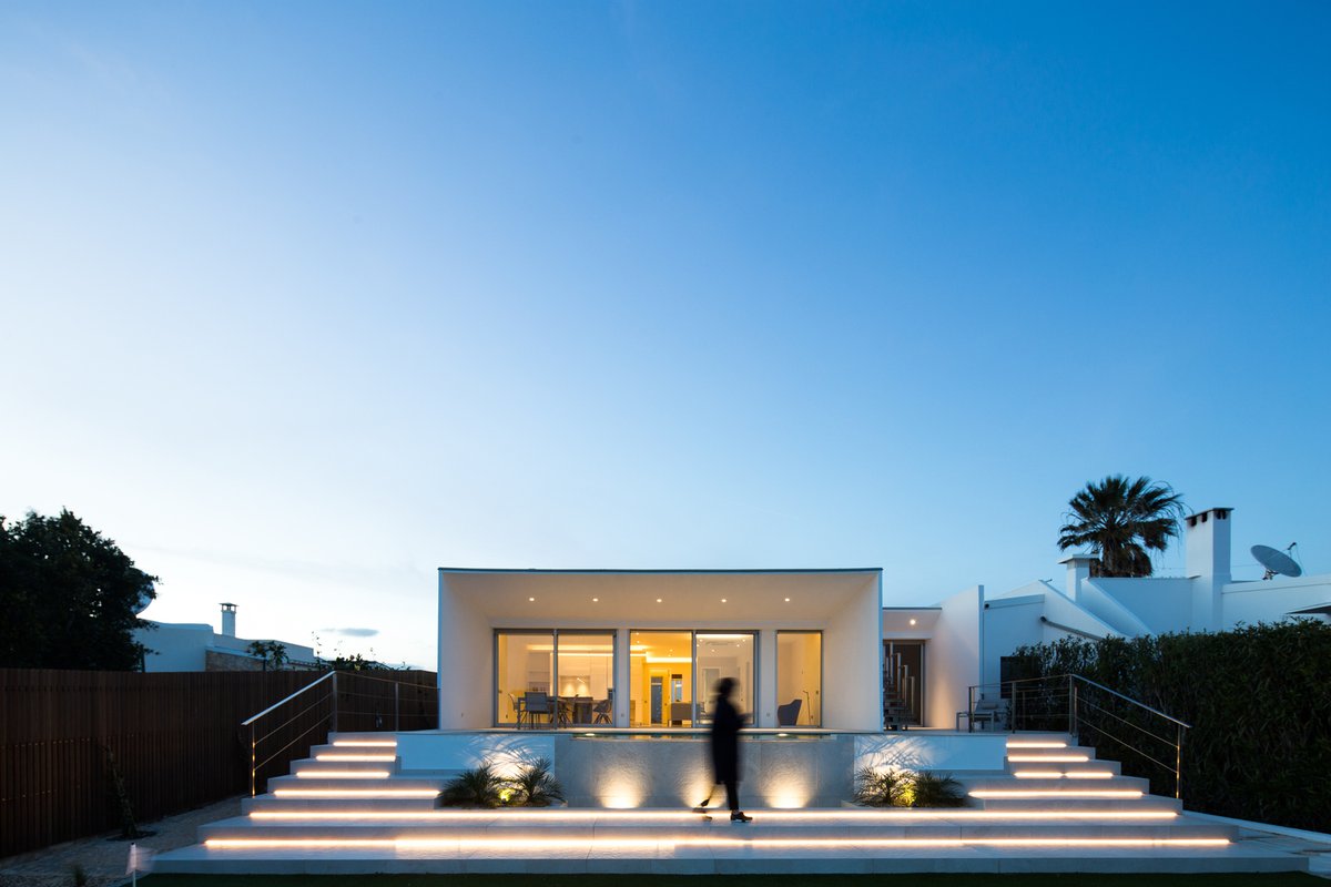 EQUITONE_es's tweet photo. Esta villa en el Algarve se sitúa en una colina con una vista impresionante al Atlántico. El análisis bioclimático y diseño contemporáneo de @COREarchitects1 propuso estrategias de sombreado para controlar el soleamiento con paneles EQUITONE [tectiva]

– https://t.co/UtW3CbFWYE https://t.co/n1HnL8QOE4
