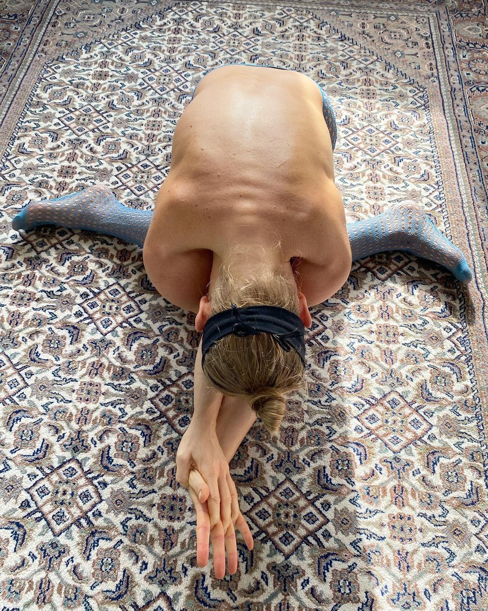 Emma_Malleable's tweet photo. “Beyond the rightness or wrongness of things there is a field, I’ll meet you there”-Rumi #friday #weekend #fridaystretch #bendy #stretchy #flexible #flexibility #bareback #rearview #netstockings #glutes #legs #feet #eaglearms #legsplits #ibendsoidontbreak #fitbabes #yogabooty https://t.co/fFwGmOIJ8k