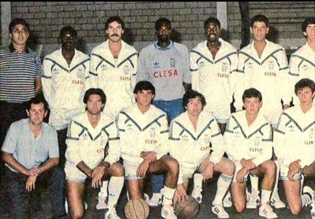 AgrasFernando's tweet photo. #TalDiaComoHoy hace 35 años llegaba a Ferrol @elfarodemeiras cambio de cromo en la plantilla ferrolana, de #TerryMartin a #AnicetLavodrama 06/11/1985 #ArchivoOAR #historiabaloncestogalego https://t.co/YiQ1jk0Ffm