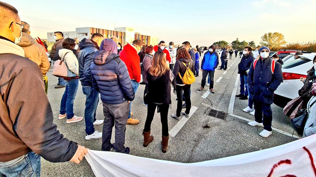 CgilImola's tweet photo. ❌ #CEFLA, secondo giorno di #sciopero consecutivo per i lavoratori e le lavoratrici, che stanno presidiando gli ingressi dell'azienda dalle 6.30. Siamo determinati a ottenere le garanzie che chiediamo! https://t.co/yDrouBwTHa