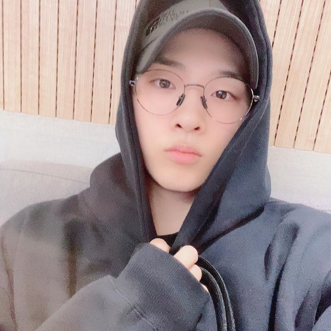 mcndtoday's tweet photo. [IG TRAD]

[#Castle_J]  🦊 👓 🧢👑 #Goodday (buen día) viernes !!  🔥 Tuve muchos problemas (trabajo) esta semana también💎❤️

@McndOfficial_  #Instagram #MCND https://t.co/XXrYTpPlRf