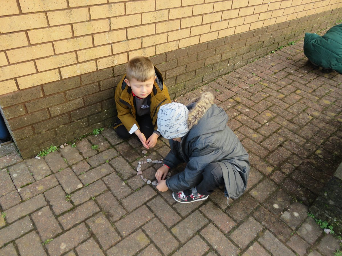 lamlashprimary's tweet photo. After a beach trip in the morning with the whole school, P1/2 spent more time outside in the afternoon as part of #OutdoorClassroomDay yesterday. We read 'The Girl with the Bird's Nest Hair' and created pictures of her and her hair! #outdoorlearning #literacyoutside https://t.co/zj6nyLQG1w