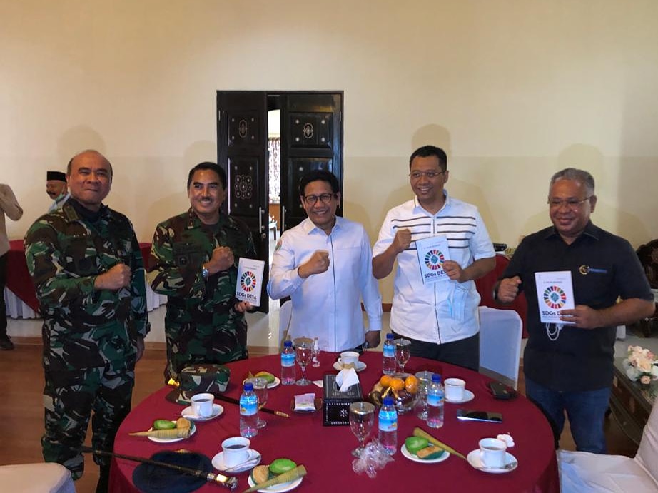 halimiskandarnu's tweet photo. Menyebarkan virus SDGs Desa, kebetulan nyambung banget diskusi sama Gubernur Nusa Tenggara Barat. Transit di Bima 2 jam serasa sebentar kita gunakan untuk ngobrol soal SDGs Desa. https://t.co/dFBkqxrRg2