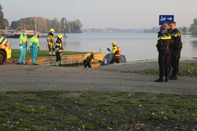 Auto te water in Maasbommel, bestuurster door brandweer uit voertuig gehaald ..