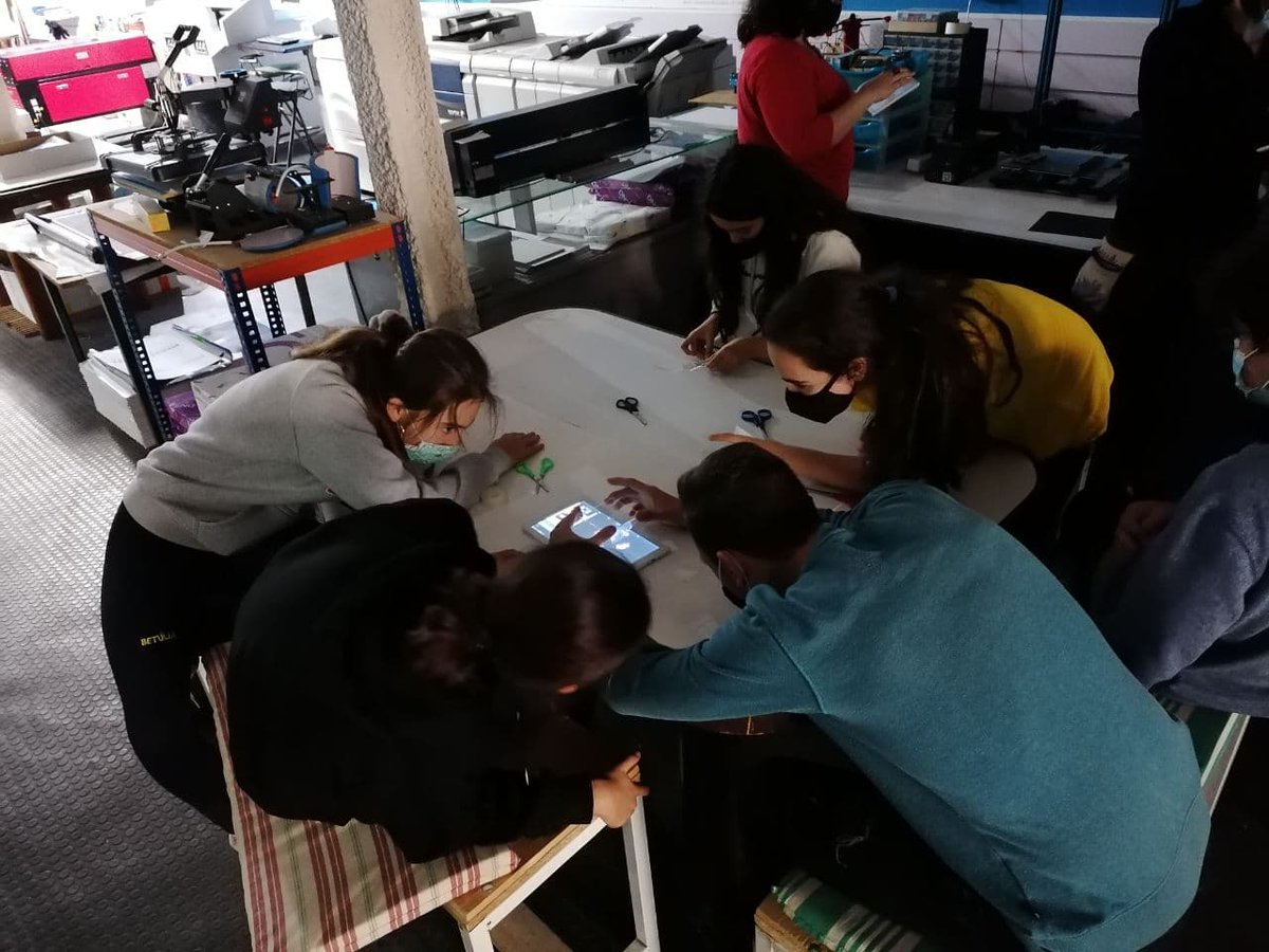 bdnlab's tweet photo. Els alumnes de l'@escolabetulia de Badalona han dissenyat, fabricat digitalment amb la màquina làser i muntat els seus prototips per a la projecció 3D d'hologrames. 

#EscolesInnovadores #Makers #Badalona #FabLabSchool https://t.co/Zw0DDInreY