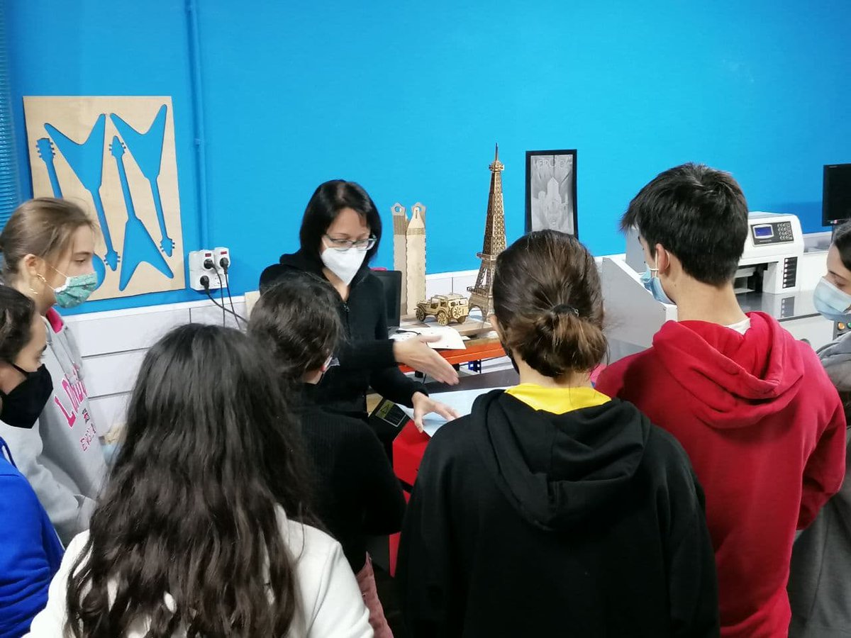 bdnlab's tweet photo. Els alumnes de l'@escolabetulia de Badalona han dissenyat, fabricat digitalment amb la màquina làser i muntat els seus prototips per a la projecció 3D d'hologrames. 

#EscolesInnovadores #Makers #Badalona #FabLabSchool https://t.co/Zw0DDInreY