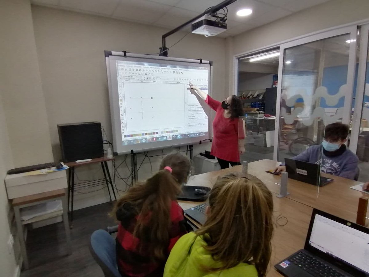 bdnlab's tweet photo. Els alumnes de l'@escolabetulia de Badalona han dissenyat, fabricat digitalment amb la màquina làser i muntat els seus prototips per a la projecció 3D d'hologrames. 

#EscolesInnovadores #Makers #Badalona #FabLabSchool https://t.co/Zw0DDInreY