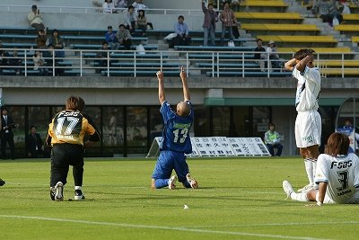 AvispaF's tweet photo. 【25周年メモリアル #今日は何の日 】
アビスパの歴史をプレイバック⌛️

2004年の今日は
J2第41節 #アビスパ福岡 2-1 #川崎フロンターレ

#エジウソン 選手が先制ゴール🙌
その後追いつかれるが、#太田恵介 選手が頭で決めて勝ち越し👍5連勝‼️

【公式記録】https://t.co/nSwYUJHh7Y

#サッカーに感謝 https://t.co/BuvQfCFJyP