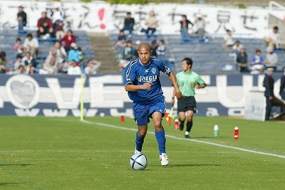 AvispaF's tweet photo. 【25周年メモリアル #今日は何の日 】
アビスパの歴史をプレイバック⌛️

2004年の今日は
J2第41節 #アビスパ福岡 2-1 #川崎フロンターレ

#エジウソン 選手が先制ゴール🙌
その後追いつかれるが、#太田恵介 選手が頭で決めて勝ち越し👍5連勝‼️

【公式記録】https://t.co/nSwYUJHh7Y

#サッカーに感謝 https://t.co/BuvQfCFJyP