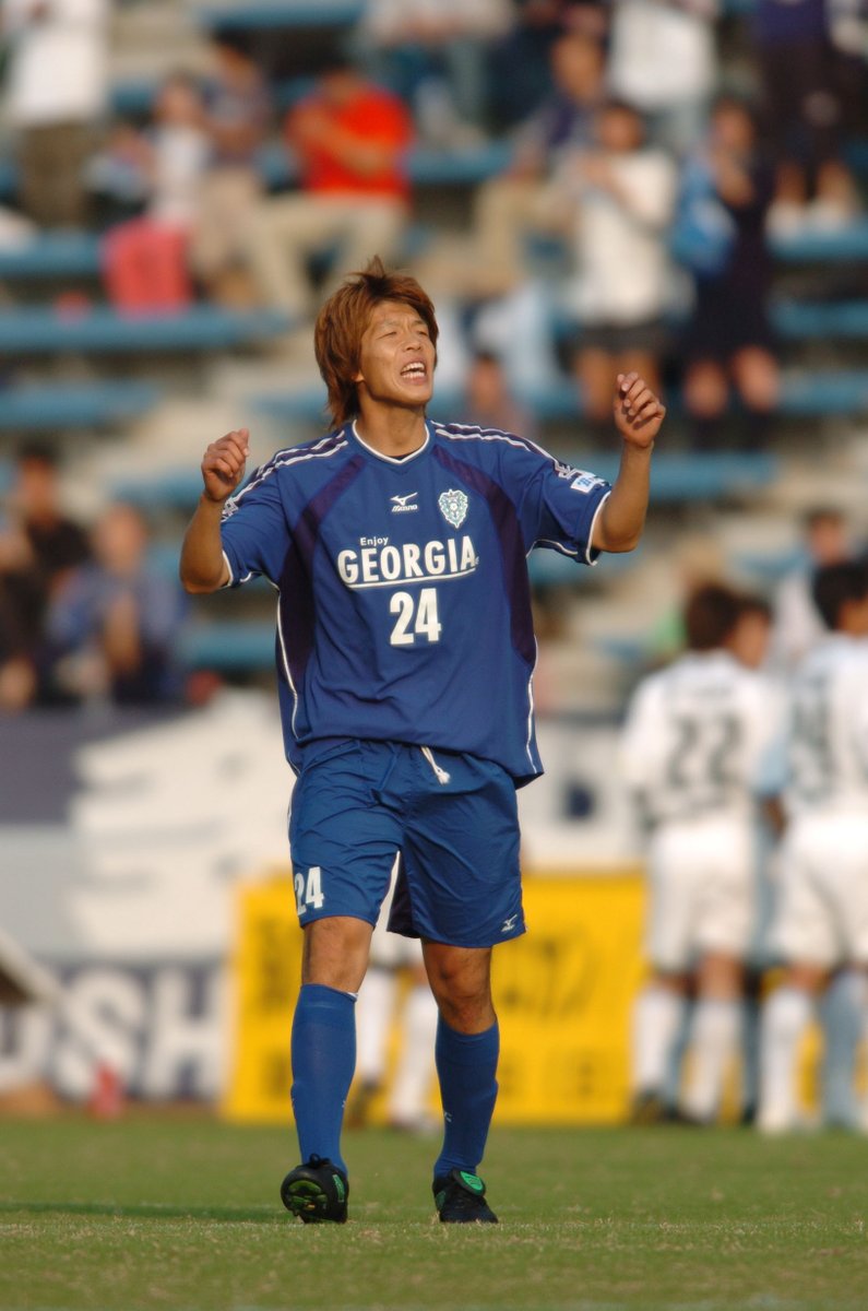 AvispaF's tweet photo. 【25周年メモリアル #今日は何の日 】
アビスパの歴史をプレイバック⌛️

2004年の今日は
J2第41節 #アビスパ福岡 2-1 #川崎フロンターレ

#エジウソン 選手が先制ゴール🙌
その後追いつかれるが、#太田恵介 選手が頭で決めて勝ち越し👍5連勝‼️

【公式記録】https://t.co/nSwYUJHh7Y

#サッカーに感謝 https://t.co/BuvQfCFJyP