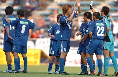 AvispaF's tweet photo. 【25周年メモリアル #今日は何の日 】
アビスパの歴史をプレイバック⌛️

2004年の今日は
J2第41節 #アビスパ福岡 2-1 #川崎フロンターレ

#エジウソン 選手が先制ゴール🙌
その後追いつかれるが、#太田恵介 選手が頭で決めて勝ち越し👍5連勝‼️

【公式記録】https://t.co/nSwYUJHh7Y

#サッカーに感謝 https://t.co/BuvQfCFJyP