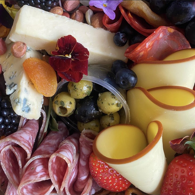 Our #Platters help to Cheer you or a Loved one up. 🍇🧀
Options to Customise your Platter, put your own stamp on it 📍
DM to order or for more info 📝
#feelingfestive #fridayfeeling #graze #grazingbox #grazingplatter #grazingboard #delivery #food #treat #giftideas #cheshire