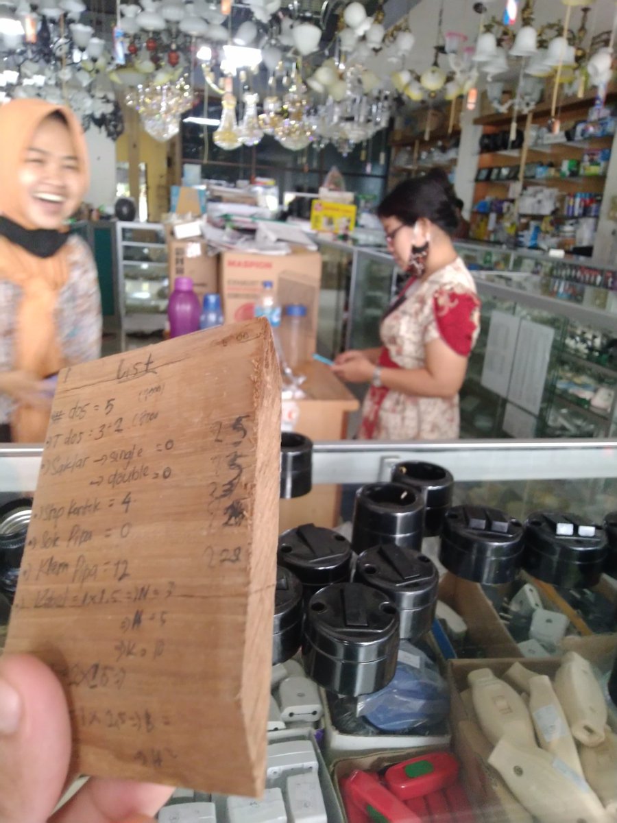 bonapentula's tweet photo. Kowe seko kerajaan ngendi, Mas? Rambut ro catetanmu koyo seko Mojopahit... https://t.co/k7xQbHHAko