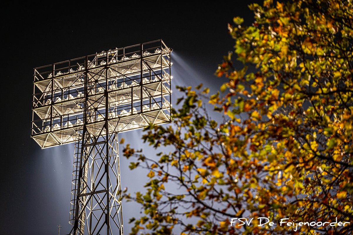 DeFeijenoorder's tweet photo. Fotograaf @EdwinSonneveld legde gisteren de magie van de brandende lichtmasten en een Europacup-avond vast op de camera. Stilte rondom het stadion maar wel drie punten erbij waardoor Feyenoord weer volop meedoet voor overwintering in de @EuropaLeague. #UEL https://t.co/DB4OyJrCaD