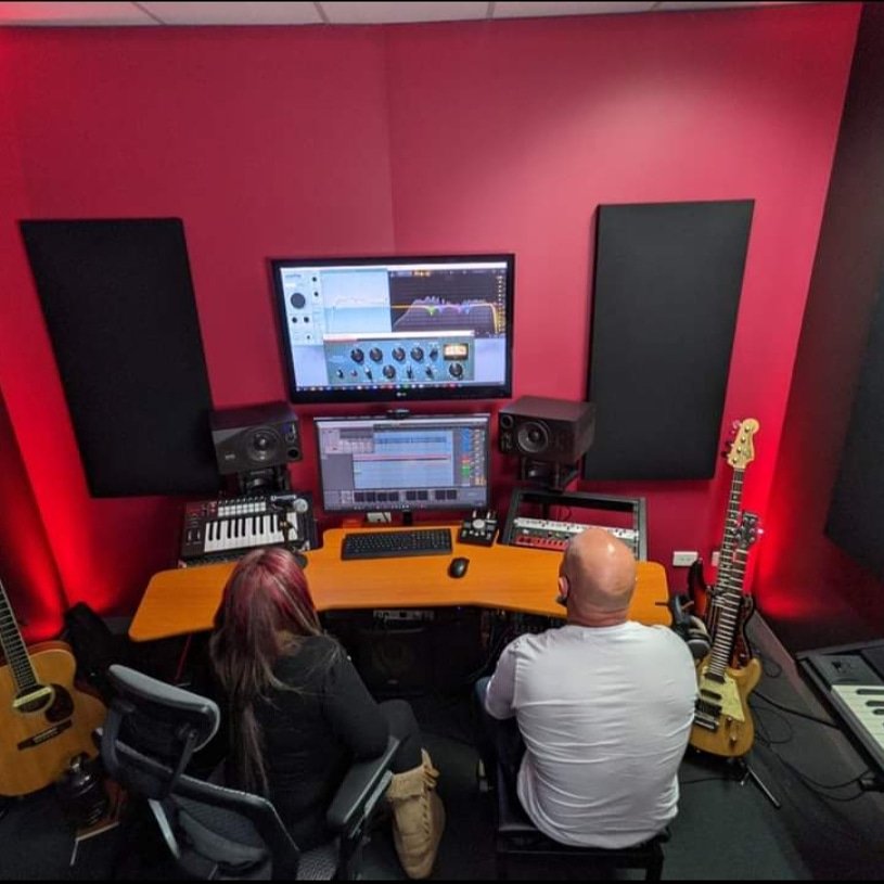 ZSUZIMUSIC's tweet photo. Studio Vibes😉🤟 https://t.co/OUpUWXIdDa