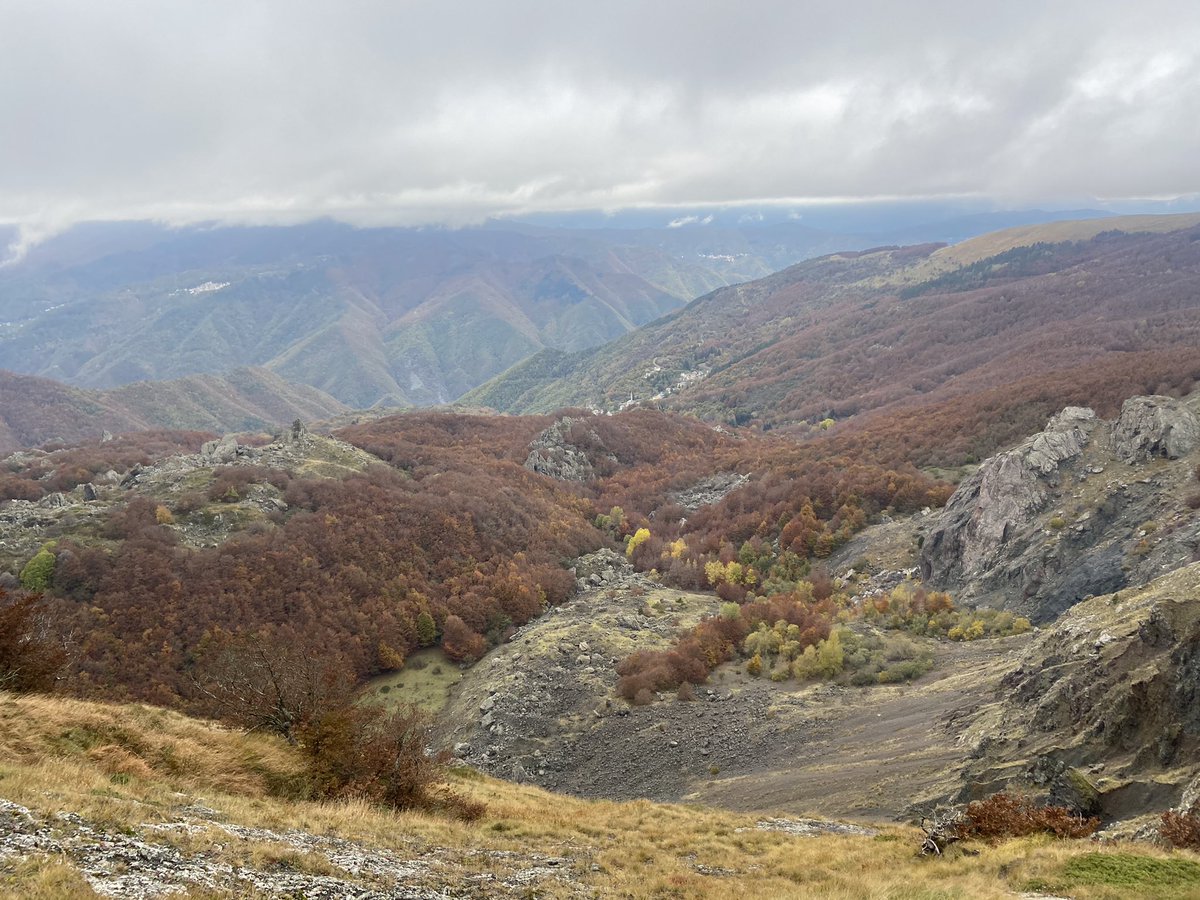 marco_bale's tweet photo. Seguiteci alla scoperta dell’anello Ciapa Liscia/Valle Tribolata⛰, scenario suggestivo e poco conosciuto a cavallo tra Emilia e Val d’Aveto🍁🍂🍃. Domani sera(sabato) alle 21 su 12TvParma 
#trekking #nofilter #mountain #appennino #ferriere #piacenza #Parma https://t.co/K4cWQb6Pca