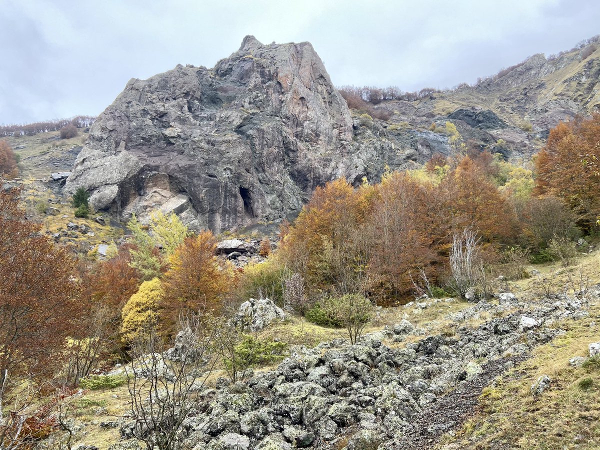 marco_bale's tweet photo. Seguiteci alla scoperta dell’anello Ciapa Liscia/Valle Tribolata⛰, scenario suggestivo e poco conosciuto a cavallo tra Emilia e Val d’Aveto🍁🍂🍃. Domani sera(sabato) alle 21 su 12TvParma 
#trekking #nofilter #mountain #appennino #ferriere #piacenza #Parma https://t.co/K4cWQb6Pca