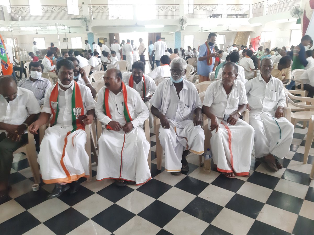 prem_chandran's tweet photo. #துள்ளி_வருது_வேல்

வெற்றிவேல் யாத்திரையை தடை செய்த தமிழக அரசை எதிர்த்தும் தடையை நீக்கக் கோரியும் காஞ்சிபுரத்தில் மாபெரும் ஆர்பாட்டம்

காஞ்சி மாவட்ட தலைவர் K.S.ப��பு தலைமையில் 1000 க்கும் மேற்பட்டோர் ஆர்பாட்டத்தில் கலந்து கொண்டனர். அனைவரையும் காவல் துறையினர் கைது செய்துள்ளனர் https://t.co/8lh21pCHhE