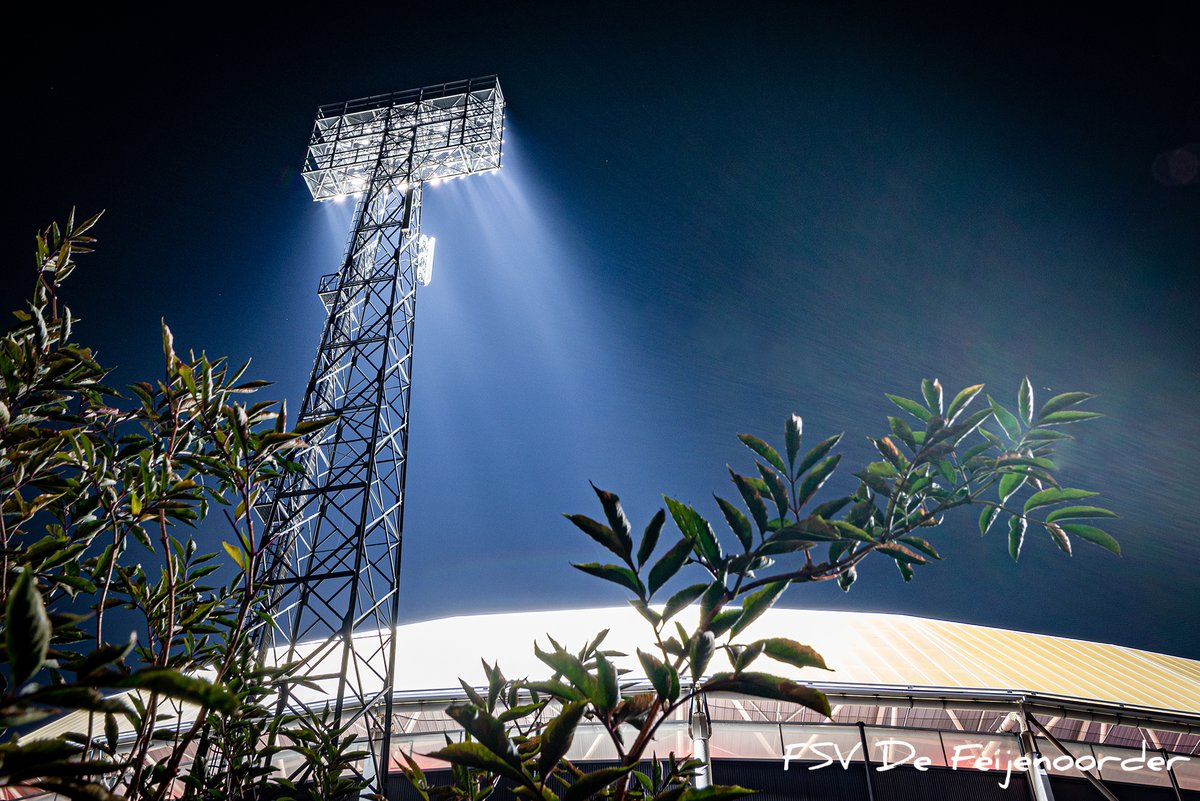 DeFeijenoorder's tweet photo. Fotograaf @EdwinSonneveld legde gisteren de magie van de brandende lichtmasten en een Europacup-avond vast op de camera. Stilte rondom het stadion maar wel drie punten erbij waardoor Feyenoord weer volop meedoet voor overwintering in de @EuropaLeague. #UEL https://t.co/DB4OyJrCaD