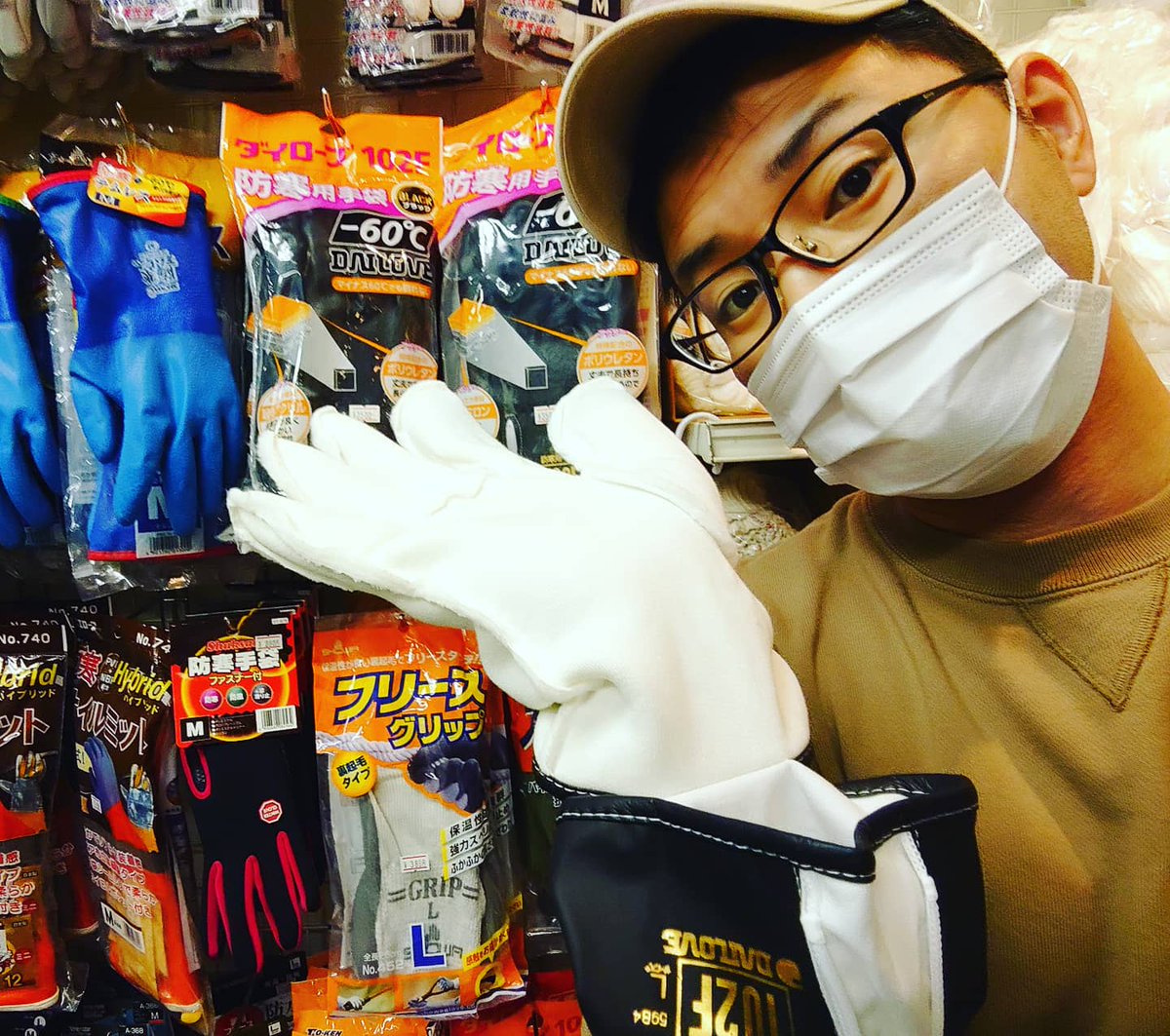 morigunte's tweet photo. 凍える手が漆黒に染まる!
黒い炎に包まれて、作業への熱い想いが爆発だッ!
インナーが取り外せて洗濯後の乾燥もばっちこいな防寒手袋の名作にはブラックもあるのですよー!
【ダイローブ 102F-BK】
サイズ:M、L、LL
価格:3,500円
#ダイヤゴム #ダイローブ #102f #102fbk #美幌 #もりぐんて https://t.co/0GoicFjTLM