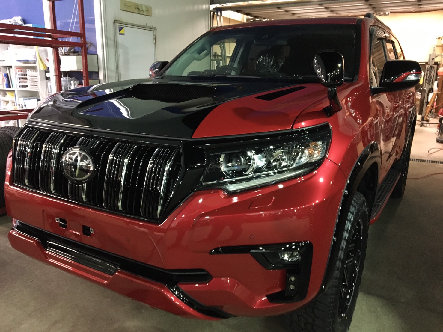 Gmg Official プラド新車コンプリート エクストリームパッケージ 外装完成 赤と黒でまとめたインパクトのある一台に カッコいい Gmg ジーエムジー プラド 新車コンプリート Doubleeight ダブルエイト レーベンハート エル