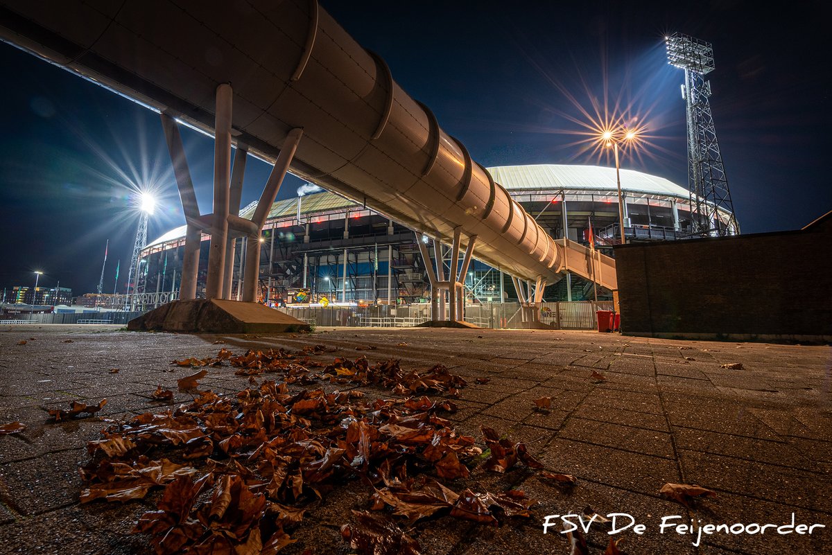 DeFeijenoorder's tweet photo. Fotograaf @EdwinSonneveld legde gisteren de magie van de brandende lichtmasten en een Europacup-avond vast op de camera. Stilte rondom het stadion maar wel drie punten erbij waardoor Feyenoord weer volop meedoet voor overwintering in de @EuropaLeague. #UEL https://t.co/DB4OyJrCaD