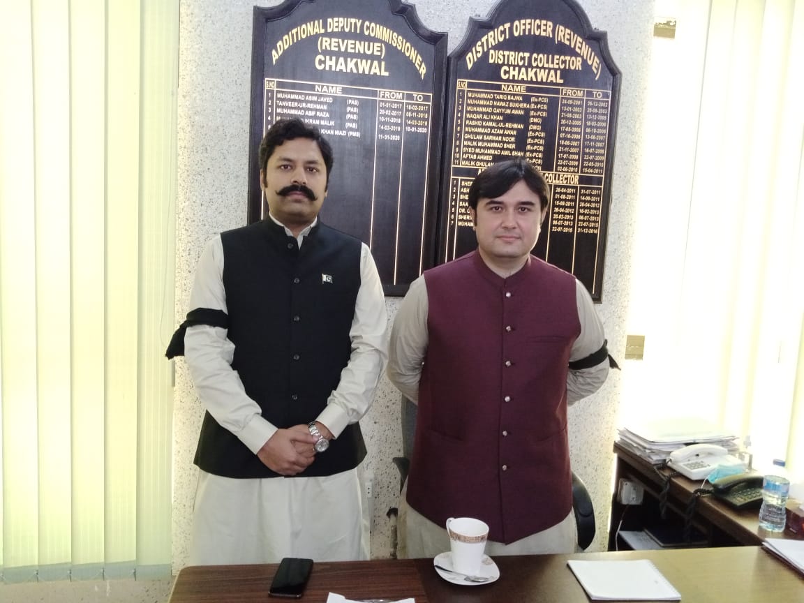 PMSPUNJAB's tweet photo. Black ribbon by Provincial Civil Services 
for rule of law &amp; Constititution in Civil Services.

Civil Services can't perform with colonial practice of reservation of Provincial posts for central services.

#ConstitutionaliseCivilService https://t.co/SLV4EZFLVD
