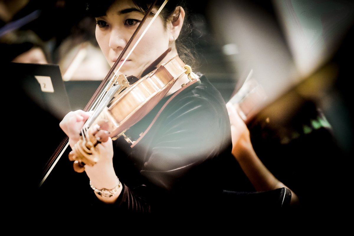 Vanavond 20 uur LIVE vanuit @FlageyStudios het  <a href="/BrusselsPhil/">Brussels Philharmonic</a> met ROTHKO CHAPEL van Morton Feldman. Kijk hier naar de livestream: bit.ly/3k7Sjol
Feldman maakte Rothko Chapel alsof hij een canvas bewerkte. En zo zuigt Feldman net als Rothko de toeschouwer zijn werk in.