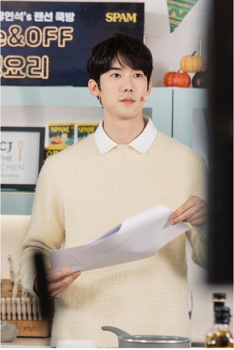 YooYeonSeokPH's tweet photo. 📸 20201106 | KingKong By Starship Instagram update
The behind the scenes of Online Cooking Show with Actor Yoo Yeon Seok 👨🍳 who cooks not only for camping foods but also our hearts... as expected Chef Yoo 👍
🔗https://t.co/wJx3fYs6Je
#YooYeonSeok #유연석 #SPAMkr
(1/2) https://t.co/Zf0ErSCsIc
