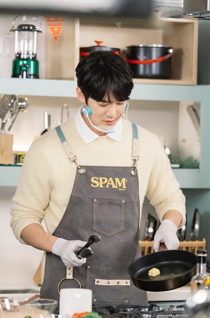 YooYeonSeokPH's tweet photo. 📸 20201106 | KingKong By Starship Instagram update
The behind the scenes of Online Cooking Show with Actor Yoo Yeon Seok 👨🍳 who cooks not only for camping foods but also our hearts... as expected Chef Yoo 👍
🔗https://t.co/wJx3fYs6Je
#YooYeonSeok #유연석 #SPAMkr
(2/2) https://t.co/LppqGOo3gG