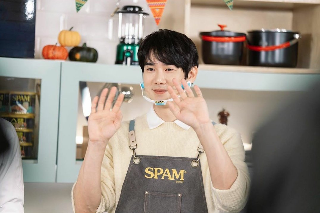 YooYeonSeokPH's tweet photo. 📸 20201106 | KingKong By Starship Instagram update
The behind the scenes of Online Cooking Show with Actor Yoo Yeon Seok 👨🍳 who cooks not only for camping foods but also our hearts... as expected Chef Yoo 👍
🔗https://t.co/wJx3fYs6Je
#YooYeonSeok #유연석 #SPAMkr
(1/2) https://t.co/Zf0ErSCsIc