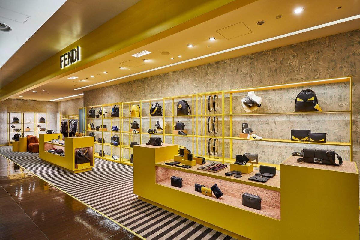 Fendi Japan على تويتر 阪急メンズ大阪店1階で期間限定開催中の フェンディ21秋冬ポップアップイベント ロンドンの新進気鋭アーティスト ミスター ドゥードゥルとのコラボレーションアイテムをはじめ新作メンズコレクションをラインナップ 21年1月5日 火 まで Fendi Japan على تويتر 阪急メンズ大阪店1階で期間限定開催中の フェンディ21秋冬ポップアップイベント ロンドンの新進気鋭アーティスト ミスター ドゥードゥルとのコラボレーションアイテムをはじめ新作メンズコレクションをラインナップ 21年1月5日 火 まで