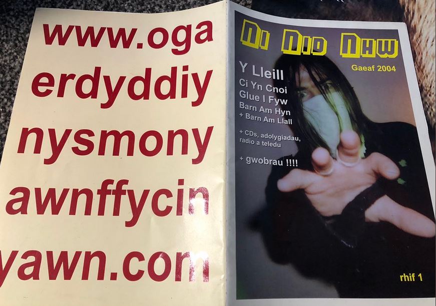 isdeitlanunig's tweet photo. 📽️Gwyliwch drioleg ffilm #CRYMI am roc Cymraeg dros y penwythnos ar @ambobdim #yagym @ankstmusik @CerddLLGC #relics #creiriau
CRYMI#1 DVD-Zine (2000)
CRYMI#2 Saunders Lewis v Andy Warhol (1989-1998)
CRYMI#3 - Y Lleill(The Others) (2005) subtitled
https://t.co/PovpvAhuVY https://t.co/hvzrmYYEAz
