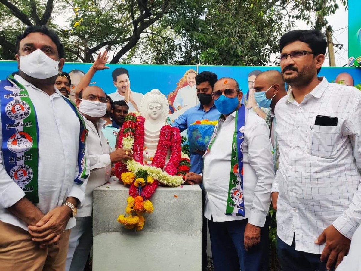 TrueGovernance1's tweet photo. "ప్రజాసంకల్ప పాదయాత్ర" నేటికి 3 
సంవత్సరాలు పూర్తవుతున్న సందర్భంగా                సత్తెనపల్లి వైయస్ఆర్ సీపీ ఆధ్వర్యంలో చేపట్టిన సంఘీభావ "ప్రజాపాదయాత్ర" కార్యక్రమం లో పాల్గొన్న వైయస్ఆర్ సీపీ రాష్ట్ర కార్యదర్శి,సత్తెనపల్లి వైయస్ఆర్ సీపీ సీనియర్ నాయకులు ఆరిమండ వరప్రసాద్ రెడ్డి గారు, https://t.co/skeLvL1Vhx