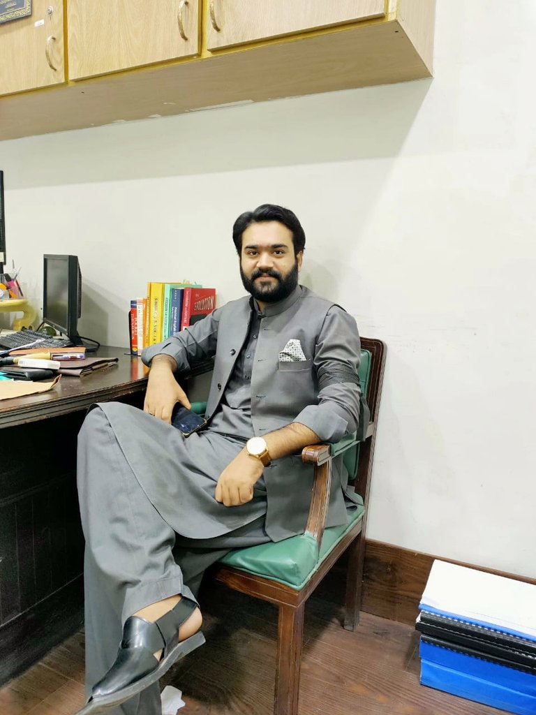 PMSPUNJAB's tweet photo. Black ribbon by Provincial Civil Services 
for rule of law &amp; Constititution in Civil Services.

Civil Services can't perform with colonial practice of reservation of Provincial posts for central services.

#ConstitutionaliseCivilService https://t.co/SLV4EZFLVD