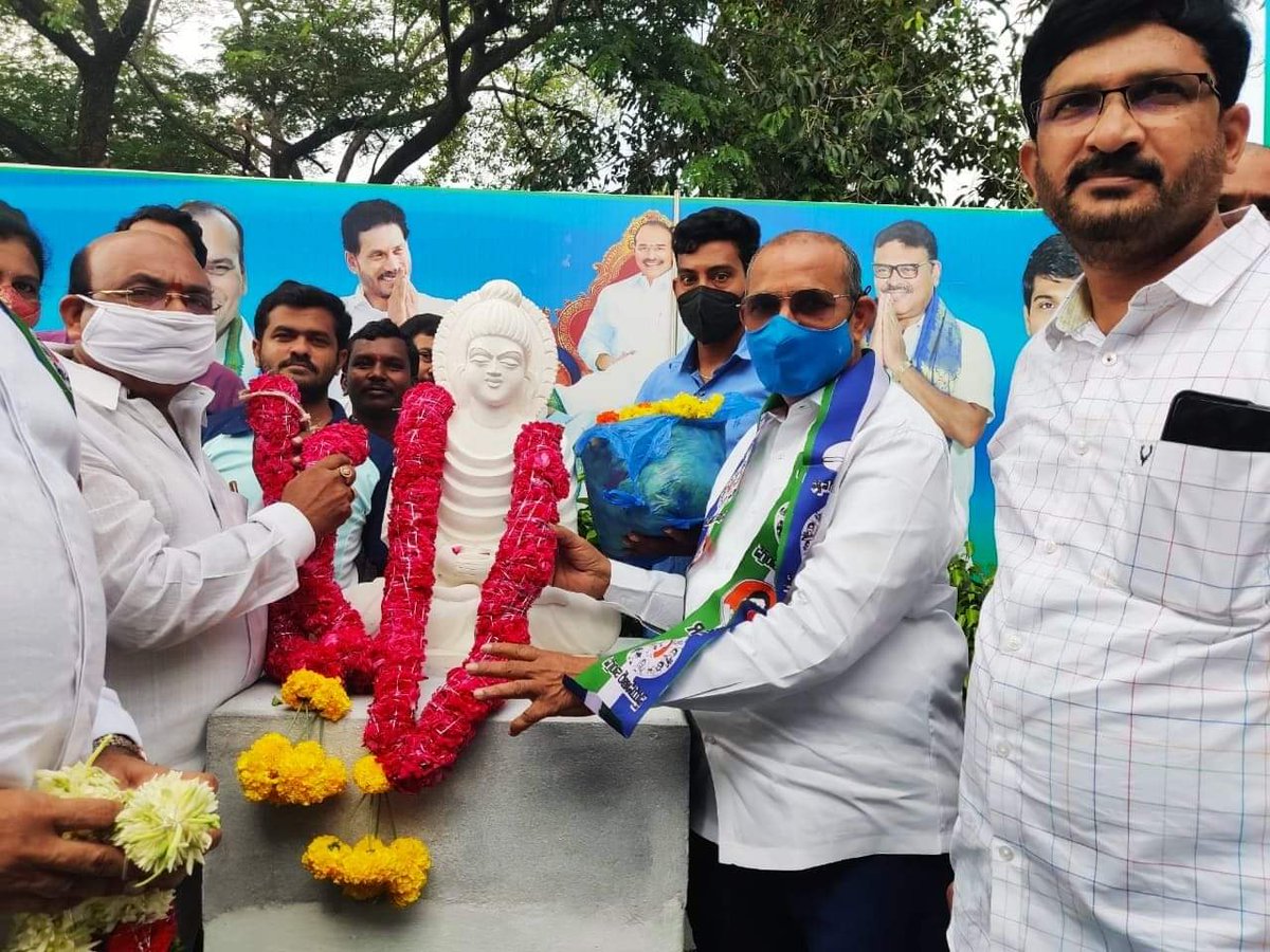 TrueGovernance1's tweet photo. "ప్రజాసంకల్ప పాదయాత్ర" నేటికి 3 
సంవత్సరాలు పూర్తవుతున్న సందర్భంగా                సత్తెనపల్లి వైయస్ఆర్ సీపీ ఆధ్వర్యంలో చేపట్టిన సంఘీభావ "ప్రజాపాదయాత్ర" కార్యక్రమం లో పాల్గొన్న వైయస్ఆర్ సీపీ రాష్ట్ర కార్యదర్శి,సత్తెనపల్లి వైయస్ఆర్ సీపీ సీనియర్ నాయకులు ఆరిమండ వరప్రసాద్ రెడ్డి గారు, https://t.co/skeLvL1Vhx