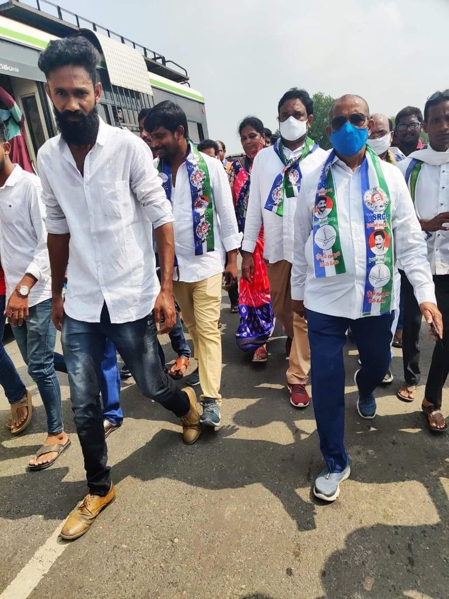 TrueGovernance1's tweet photo. "ప్రజాసంకల్ప పాదయాత్ర" నేటికి 3 
సంవత్సరాలు పూర్తవుతున్న సందర్భంగా                సత్తెనపల్లి వైయస్ఆర్ సీపీ ఆధ్వర్యంలో చేపట్టిన సంఘీభావ "ప్రజాపాదయాత్ర" కార్యక్రమం లో పాల్గొన్న వైయస్ఆర్ సీపీ రాష్ట్ర కార్యదర్శి,సత్తెనపల్లి వైయస్ఆర్ సీపీ సీనియర్ నాయకులు ఆరిమండ వరప్రసాద్ రెడ్డి గారు, https://t.co/skeLvL1Vhx