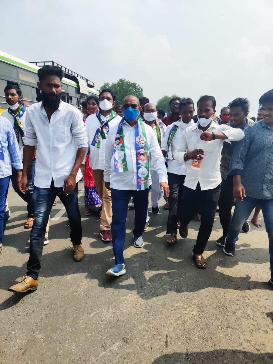TrueGovernance1's tweet photo. "ప్రజాసంకల్ప పాదయాత్ర" నేటికి 3 
సంవత్సరాలు పూర్తవుతున్న సందర్భంగా                సత్తెనపల్లి వైయస్ఆర్ సీపీ ఆధ్వర్యంలో చేపట్టిన సంఘీభావ "ప్రజాపాదయాత్ర" కార్యక్రమం లో పాల్గొన్న వైయస్ఆర్ సీపీ రాష్ట్ర కార్యదర్శి,సత్తెనపల్లి వైయస్ఆర్ సీపీ సీనియర్ నాయకులు ఆరిమండ వరప్రసాద్ రెడ్డి గారు, https://t.co/skeLvL1Vhx