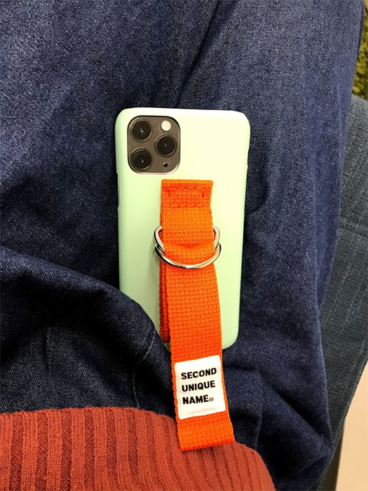 _SelectOption's tweet photo. 大人気のベルトケースSUNCASEよりNEWカラーのご紹介です🥕淡いグリーンカラーにオレンジカラーがかわいい色味です🌟こちらは無地のタイプですが手書き風のワードタイプやイラストタイプなどお気に入りを探してくださいね🥰 #iPhone11 #iPhoneケース #iPhoneスマホケース #SUNCASE #韓国 #ブランド https://t.co/4mCeAZv6il