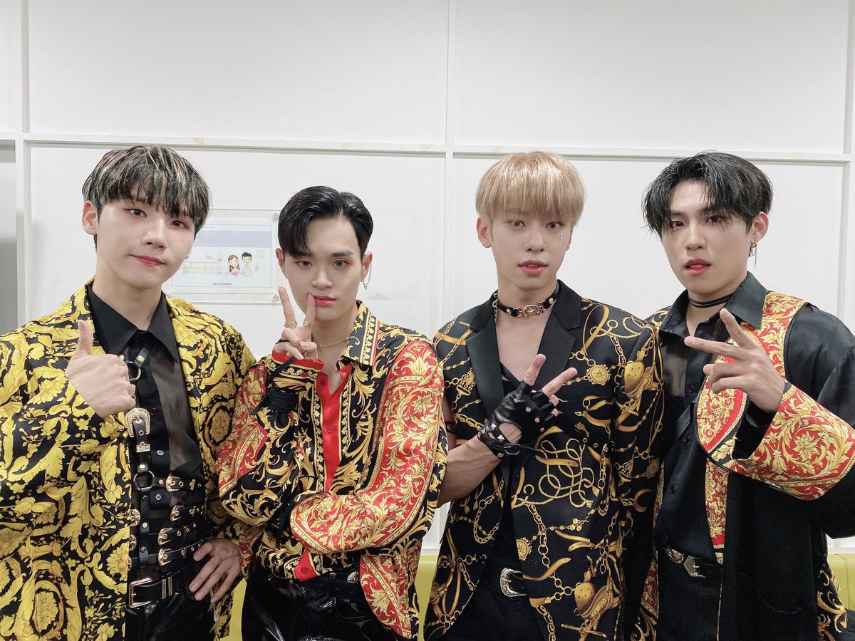 AB6IX's tweet photo. 무대 찢기 도장 깨기 중인 예삐들🔥 로브식스와 함께한 뮤직뱅크 다들 본방사수 하셨나요?🥰 사랑하는 우리 ABNEW 내일 또 만나요💙💜

#SALUTE #AB6IX #에이비식스 #전웅 #김동현 #박우진 #이대휘 #브랜뉴뮤직 #BRANDNEWMUSIC https://t.co/m7cIpF3dLr