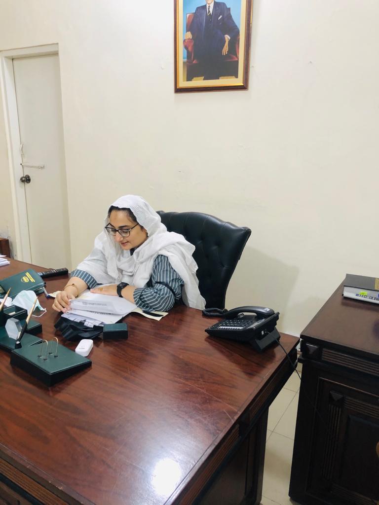 PMSPUNJAB's tweet photo. Black ribbon by Provincial Civil Services 
for rule of law &amp; Constititution in Civil Services.

Civil Services can't perform with colonial practice of reservation of Provincial posts for central services.

#ConstitutionaliseCivilService https://t.co/SLV4EZFLVD